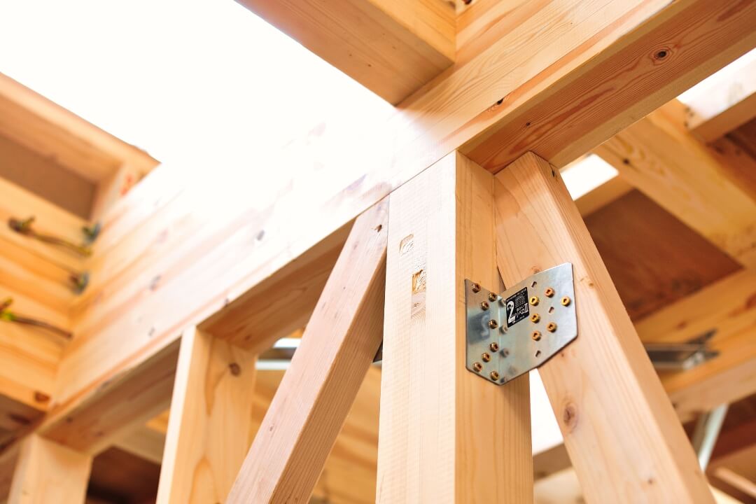 木造住宅の柱や梁の接合部を見上げ、耐震性や構造の確かさを確認できる施工の様子