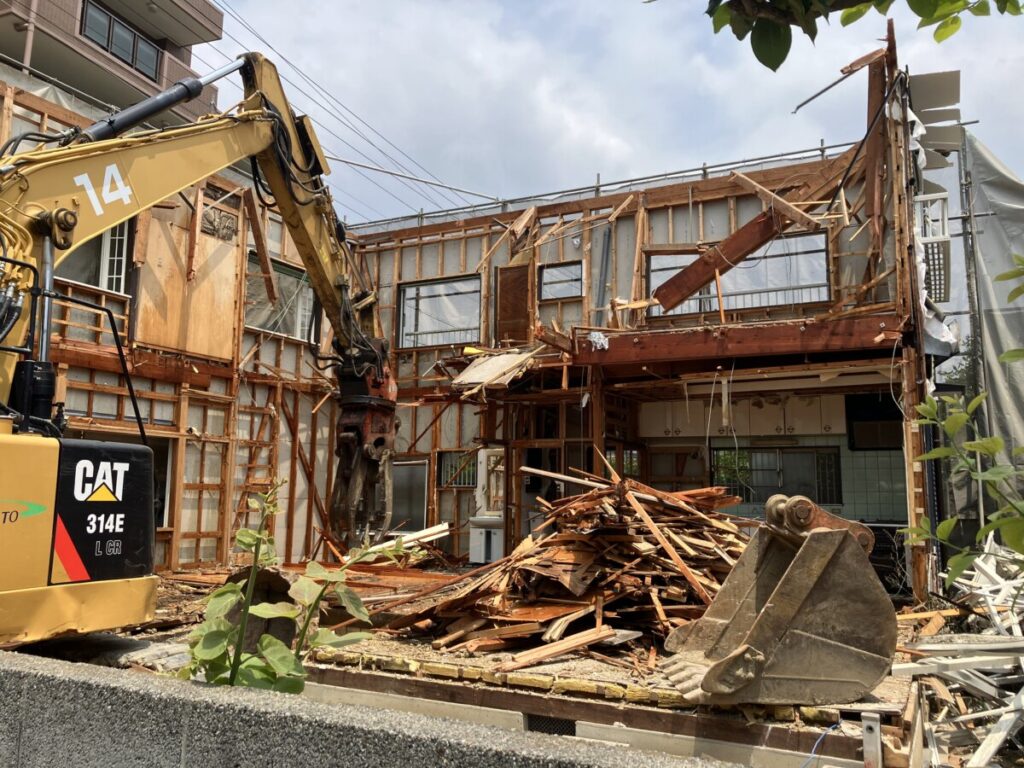 解体工事始まりました!!   中区船越町 I様邸