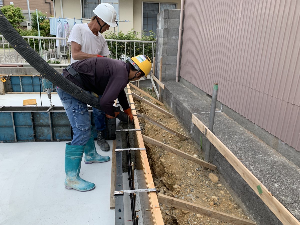 立上りのコンクリート打設中
